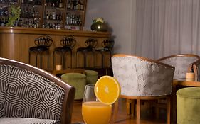 Hotel Rainha D. Amelia, Arts & Leisure